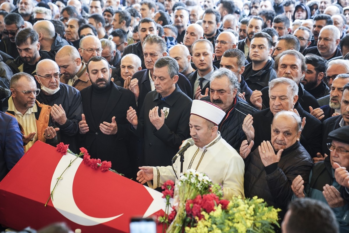 Kuzey Kıbrıs Türk Cumhuriyeti'nin (KKTC) İskele kentindeki konserde sahnede fenalaşan ve...