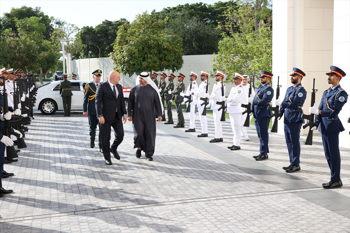 Lübnan Cumhurbaşkanı Joseph Avn (solda), resmi temaslarda bulunmak üzere gittiği Birleşik Arap...