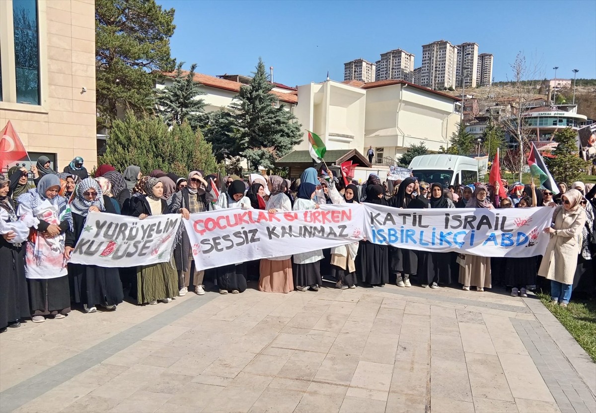 Malatya'da, Kudüs Kardeşlik Platformunca İsrail'in Gazze'ye yönelik saldırılarına tepki göstermek...