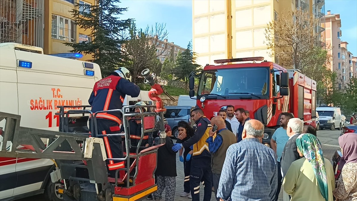 Malatya'nın Yeşilyurt ilçesinde bir apartmanda çıkan yangında 3 kişi dumandan etkilendi. Bölgeye...