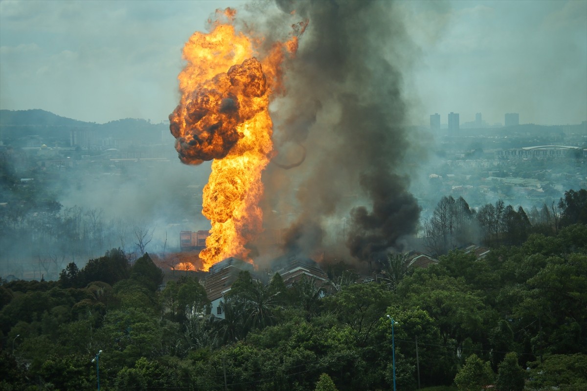 Malezya'nın başkenti Kuala Lumpur'da, doğal gaz boru hattında kaçak nedeniyle çıkan yangında 112...