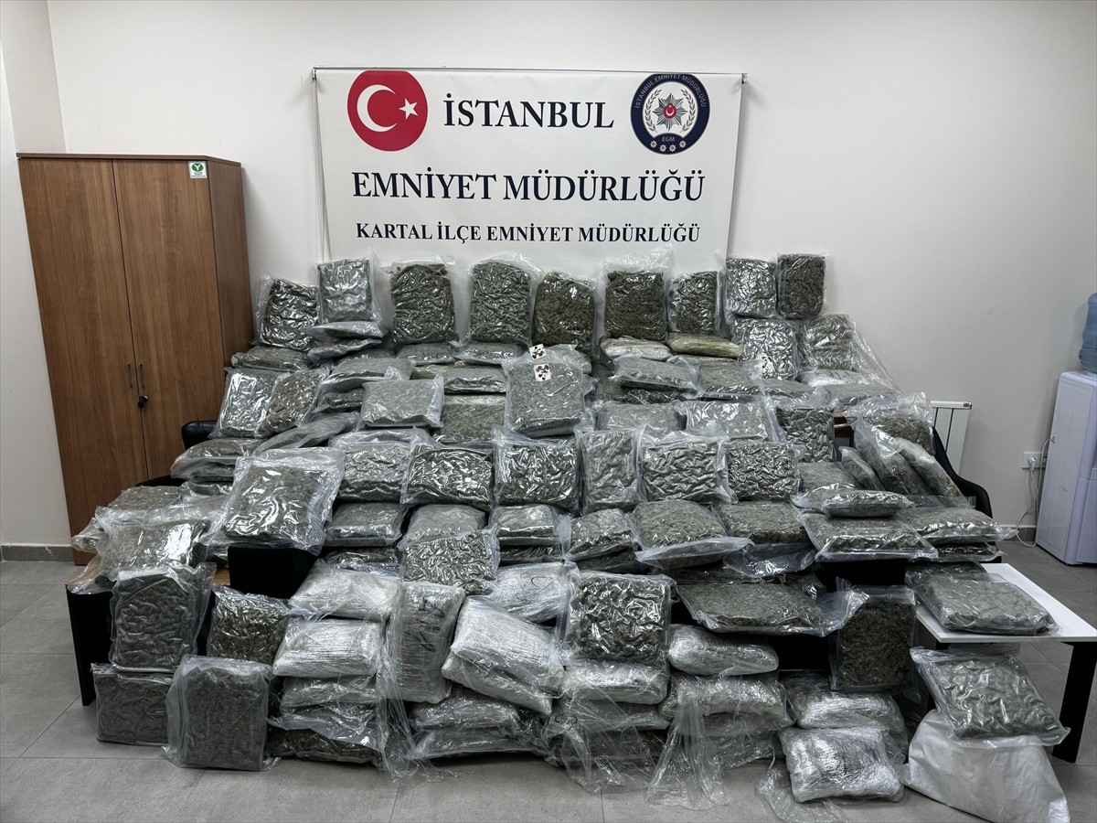 Maltepe'de petshopa düzenlenen uyuşturucu operasyonda 100 kilogram uyuşturucu ele geçirilirken, 4...