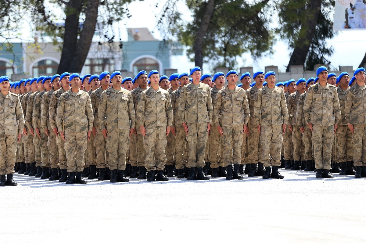 Manisa'da komando eğitimini tamamlayan 1761 uzman erbaş için mezuniyet töreni düzenlendi. Kırkağaç...