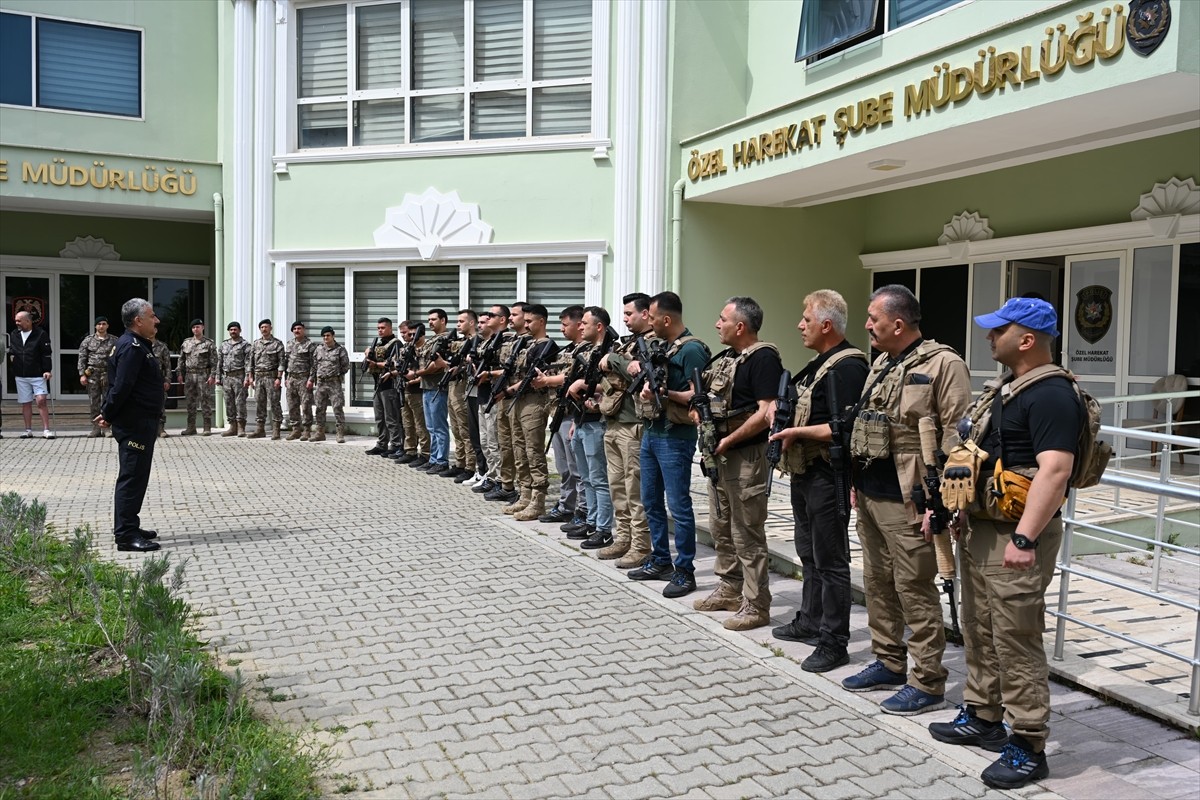Manisa'dan Barış Pınarı Harekatı bölgesine görevlendirilen özel harekat polisleri, törenle...