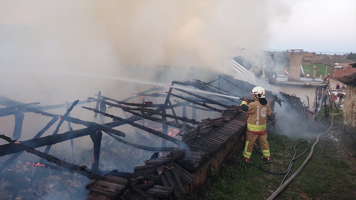 Manisa'nın Demirci ilçesinde ahırda başlayan ve 2 eve sıçrayan yangın söndürüldü. Bölgeye Manisa...