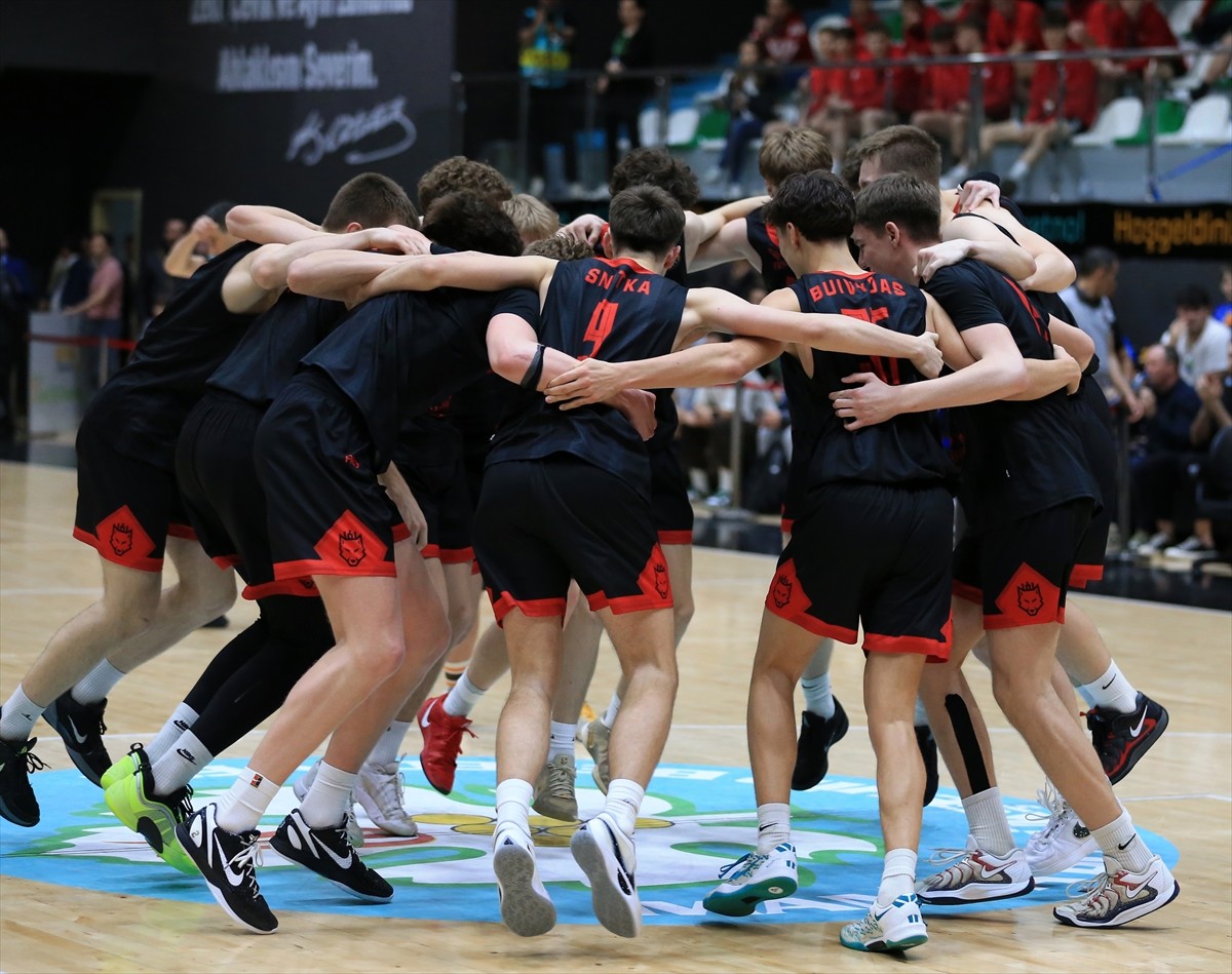 Manisa'nın ev sahipliğinde düzenlenen Gençler Basketbol Şampiyonlar Ligi'nin final maçında Belçika...