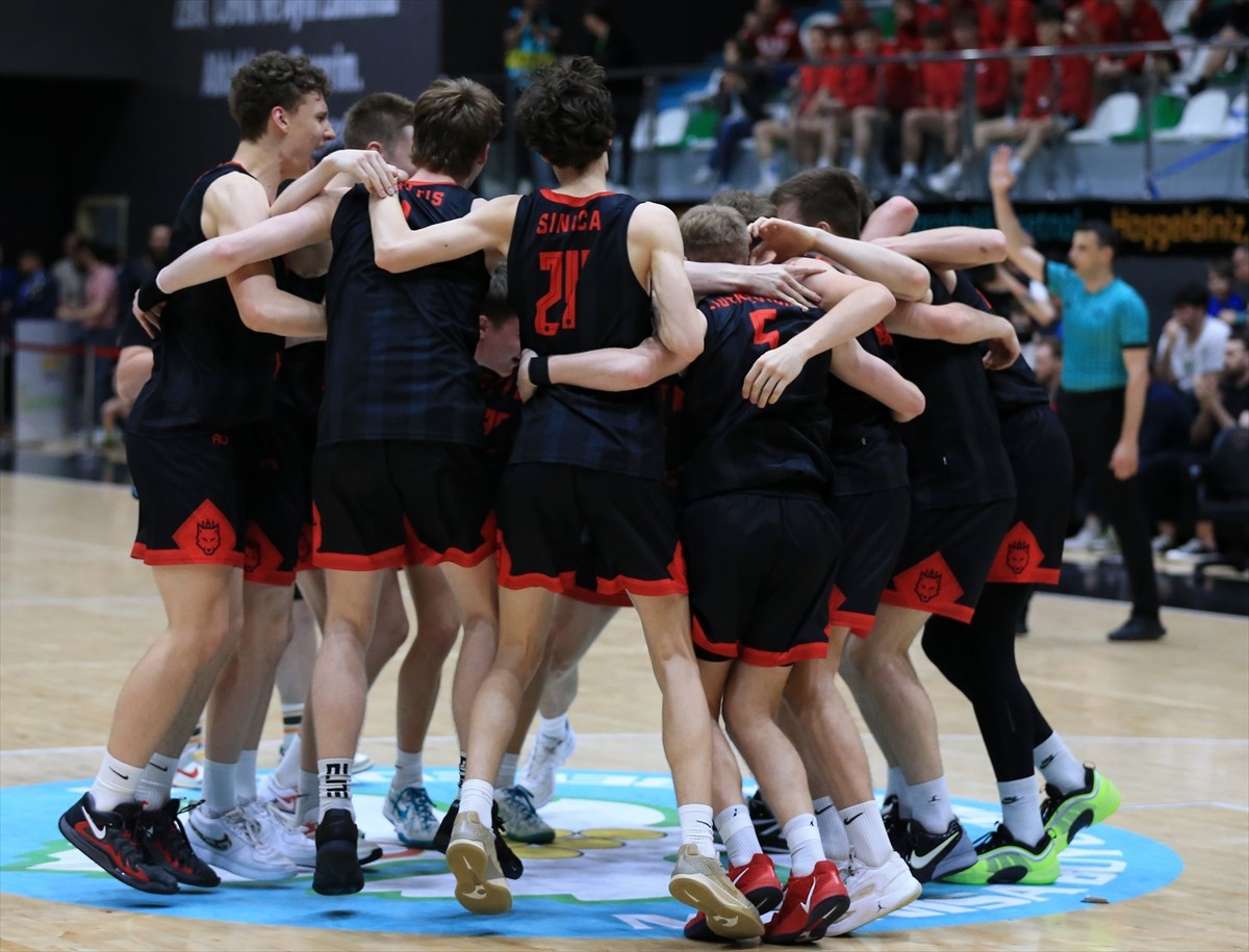 Manisa'nın ev sahipliğinde düzenlenen Gençler Basketbol Şampiyonlar Ligi'nin final maçında Belçika...