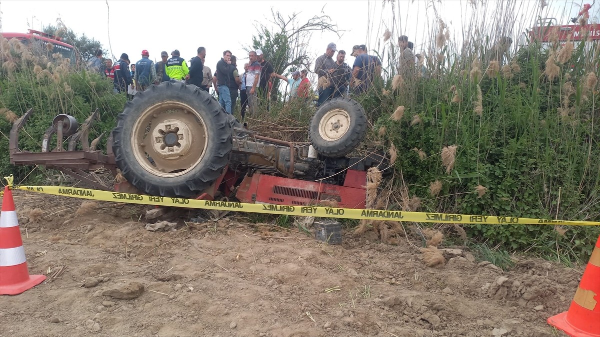 Manisa'nın Şehzadeler ilçesinde şarampole devrilen traktörün sürücüsü hayatını kaybetti.