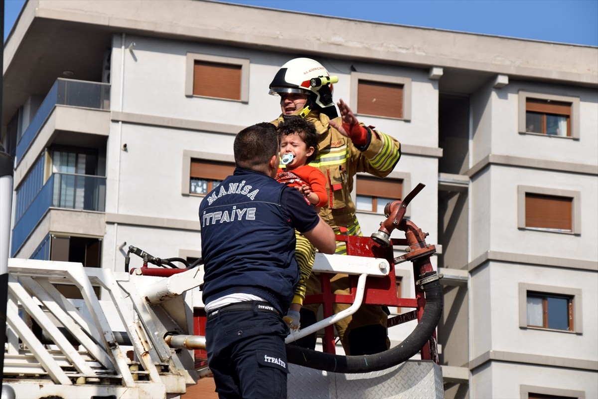 Manisa'nın Turgutlu ilçesinde apartmanda çıkan yangın hasara neden oldu. İtfaiye ekipleri, binanın...