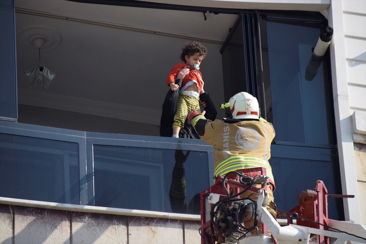 Manisa'nın Turgutlu ilçesinde apartmanda çıkan yangın hasara neden oldu. İtfaiye ekipleri, binanın...
