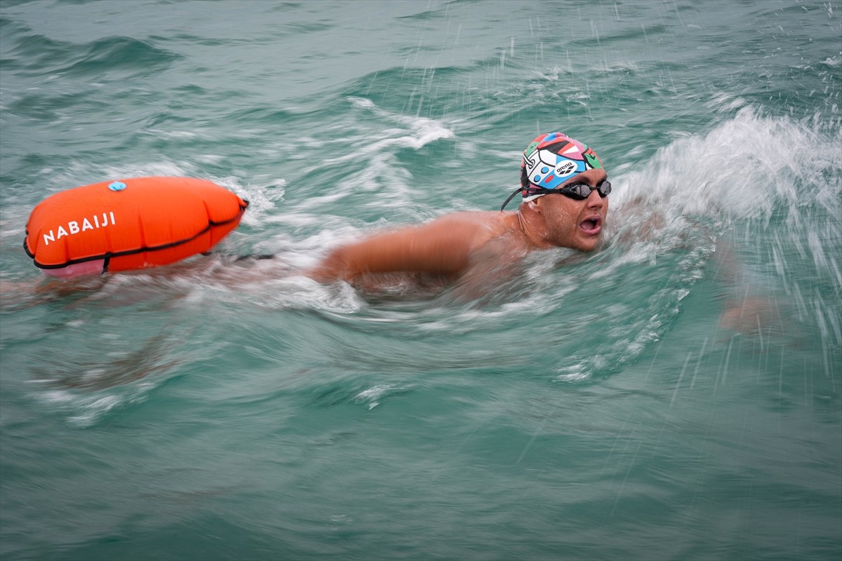 Manş Denizi geçişini olumsuz hava koşulları nedeniyle bırakmak zorunda kalan otizmli yüzücü Tuna...