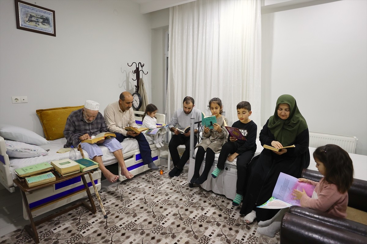 Mardin'de yaşayan 88 yaşındaki Kasım Güneş (solda), kitap okuma alışkanlığını çocukları, torunları...