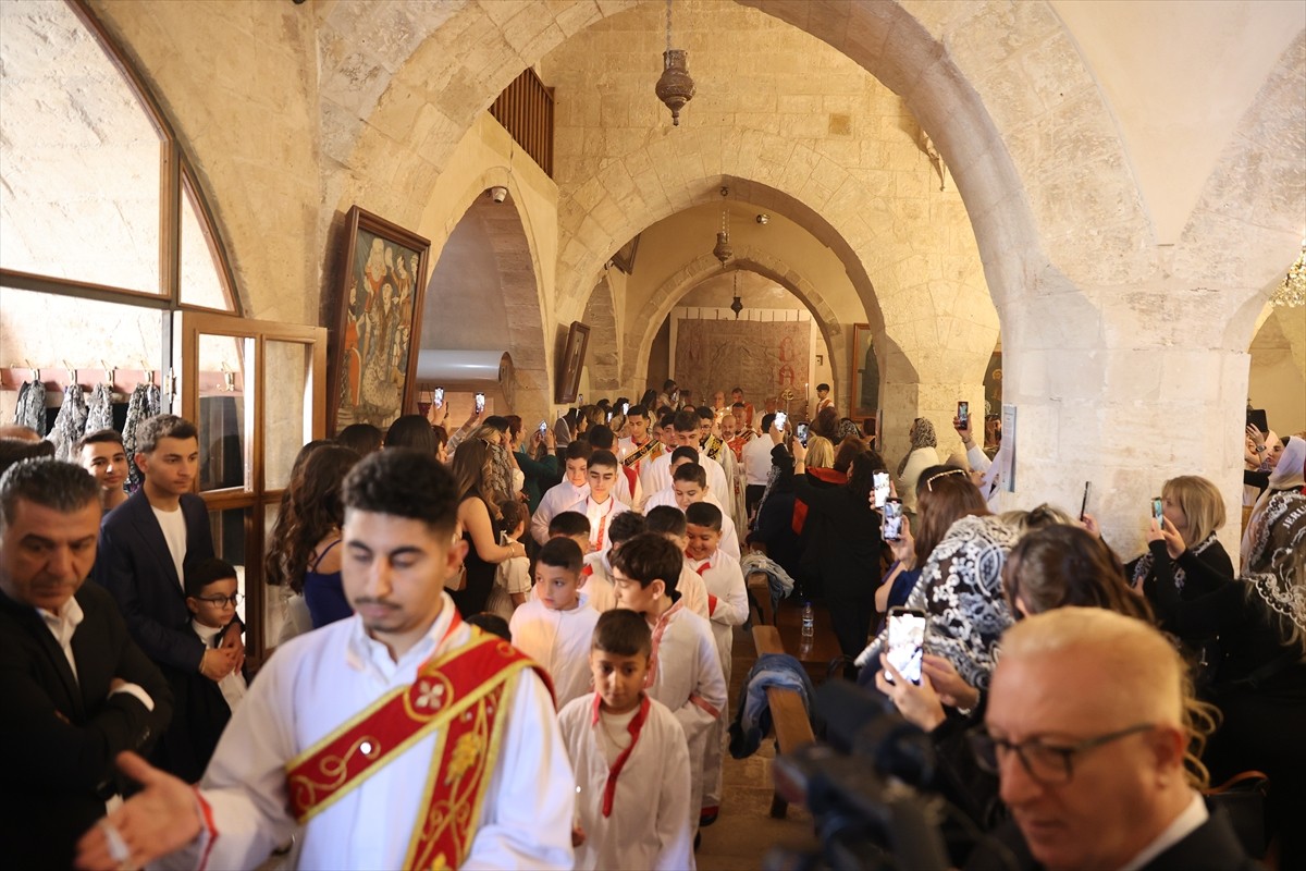 Mardin'de yaşayan Süryaniler, Paskalya Bayramı'nı tarihi Kırklar Kilisesi'nde gerçekleştirilen...