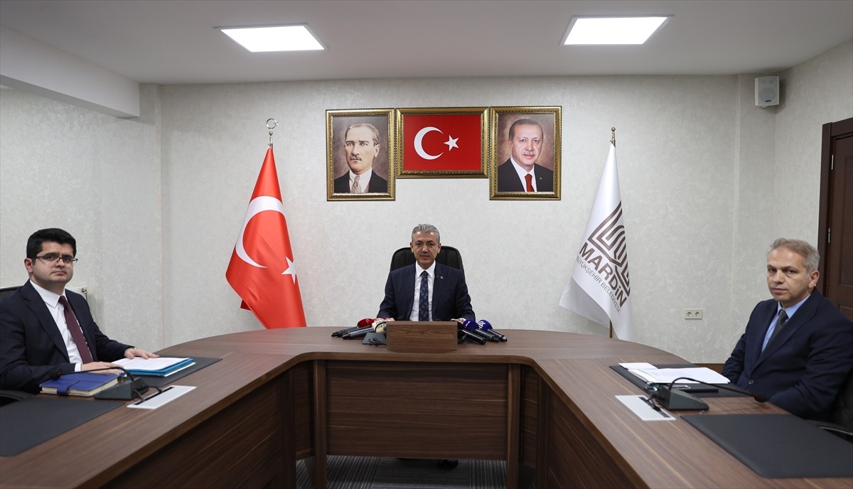 Mardin Valisi ve Büyükşehir Belediyesi Başkan Vekili Tuncay Akkoyun (ortada), Mardin Büyükşehir...