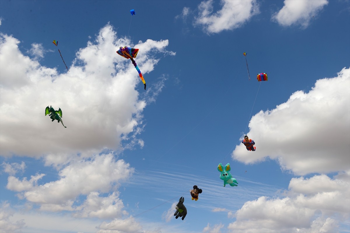 Mardinli uçurtma sanatçısı Zahit Mungan, Mardin'in Artuklu ilçesinde kırsal Çağlar Mahallesi'nde...