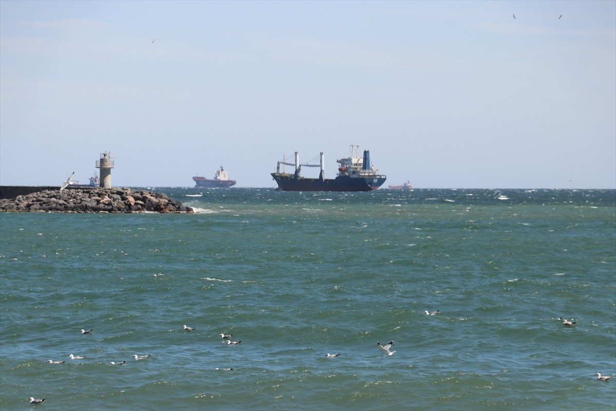 Marmara Denizi'nde iki gündür etkili olan poyraz, Tekirdağ'da deniz ulaşımında aksamalara neden...