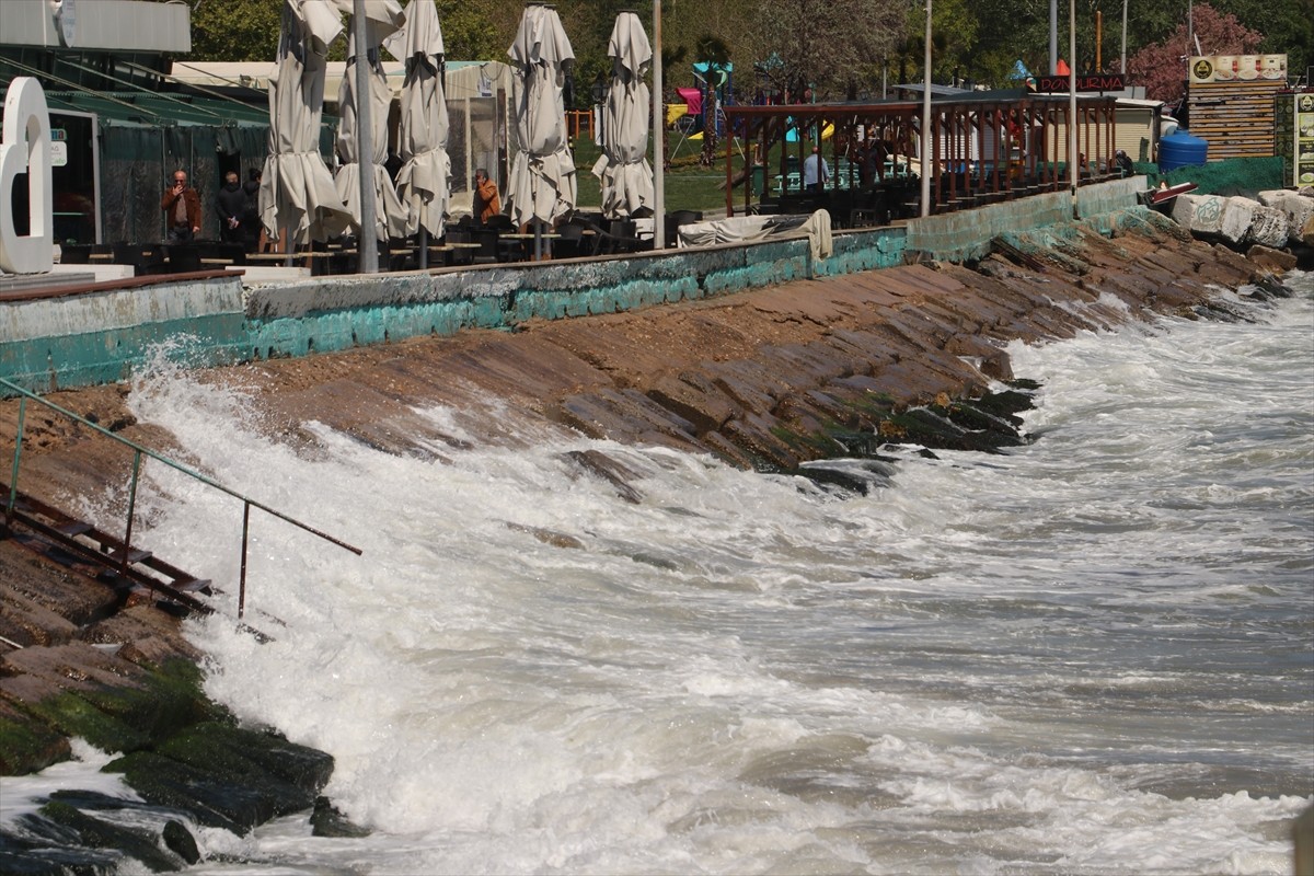 Marmara Denizi'nde iki gündür etkili olan poyraz, Tekirdağ'da deniz ulaşımında aksamalara neden...