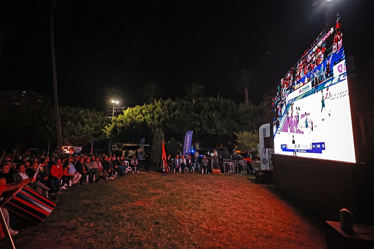 Mersin'de basketbolseverler, ÇİMSA ÇBK Mersin'in FIBA Kadınlar Avrupa Ligi'ndeki (EuroLeague)...