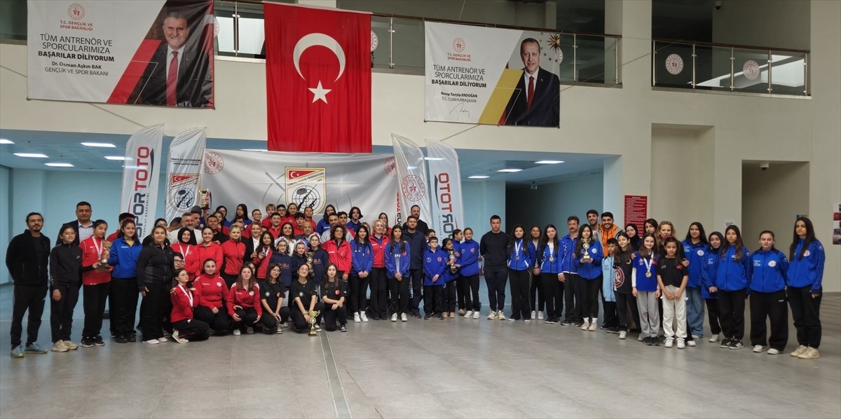 Mersin'de düzenlenen Havalı Silahlar Türkiye Şampiyonası'nda, kadınlar 10 metre havalı tabanca...