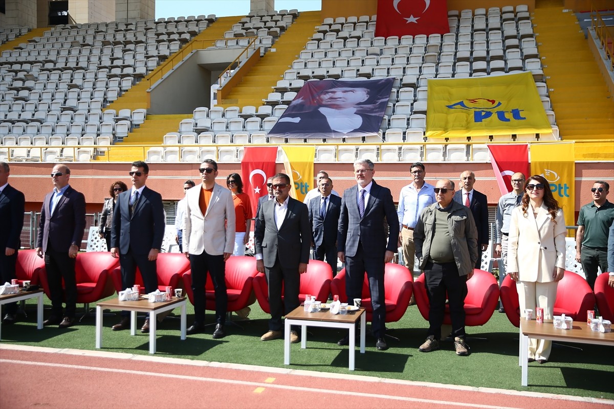 Mersin'de posta dağıtıcıları, milli takıma seçilebilmek için PTT'nin düzenlediği yürüyüş...