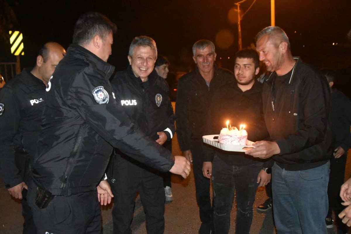 Mersin'in Bozyazı ilçesinde gençler, Türk Polis Teşkilatının kuruluşunun 180. yıl dönümü ve 10...