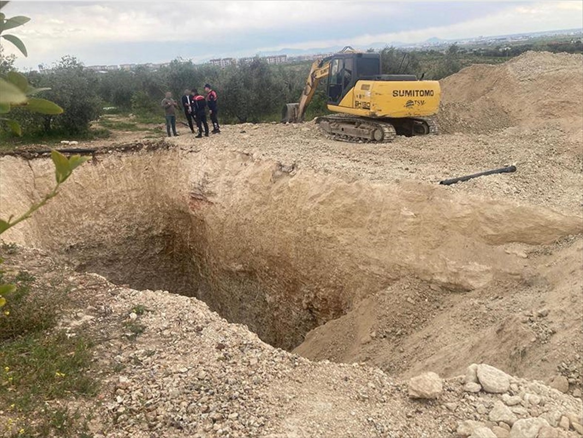 Mersin'in Tarsus ilçesinde, tarihi eser bulmak için iş makinesiyle kaçak kazı yaptıkları...