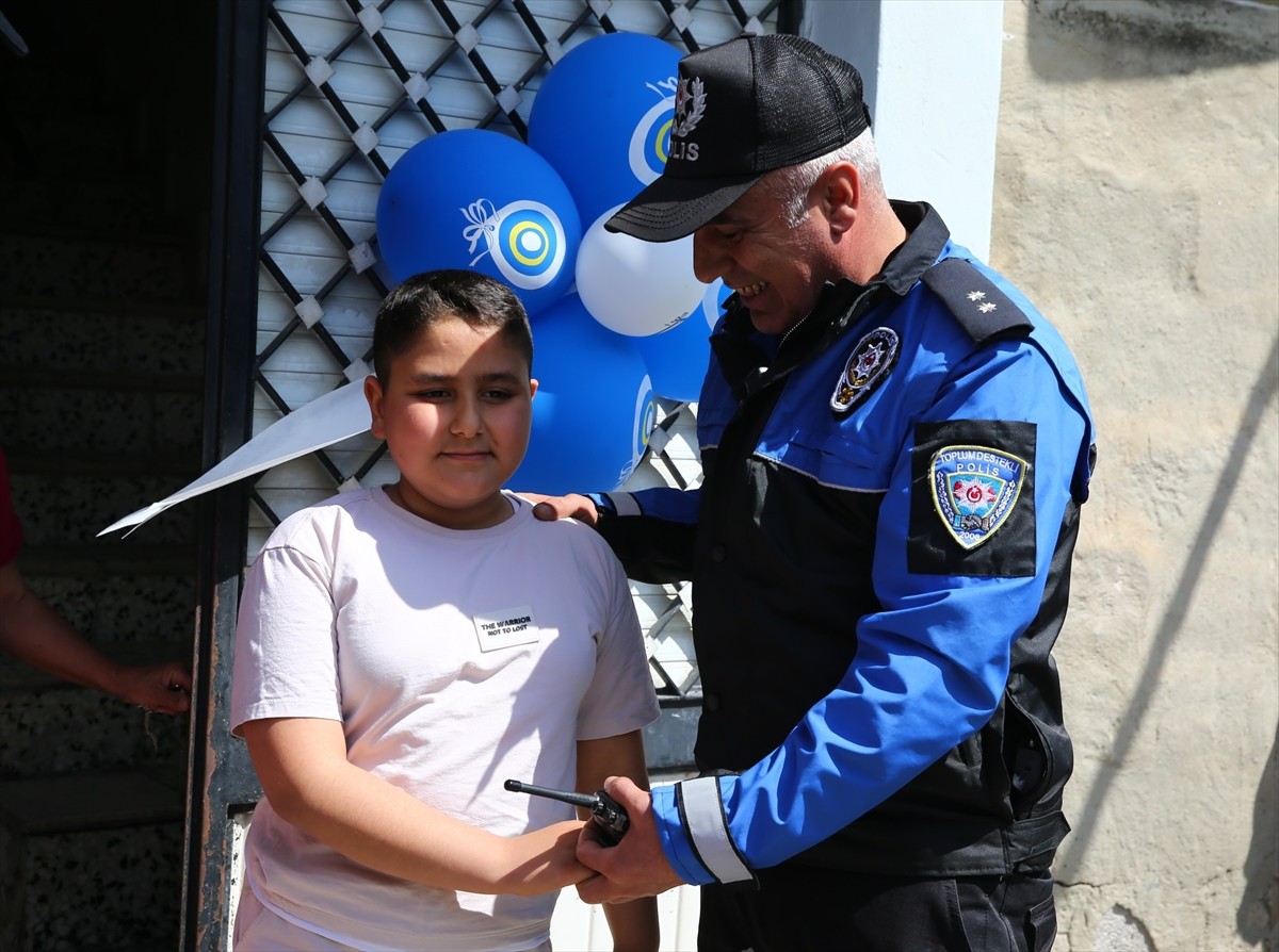 Mersin'in Toroslar ilçesinde 9 yaşına giren çocuk için emniyet mensuplarınca sürpriz doğum günü...