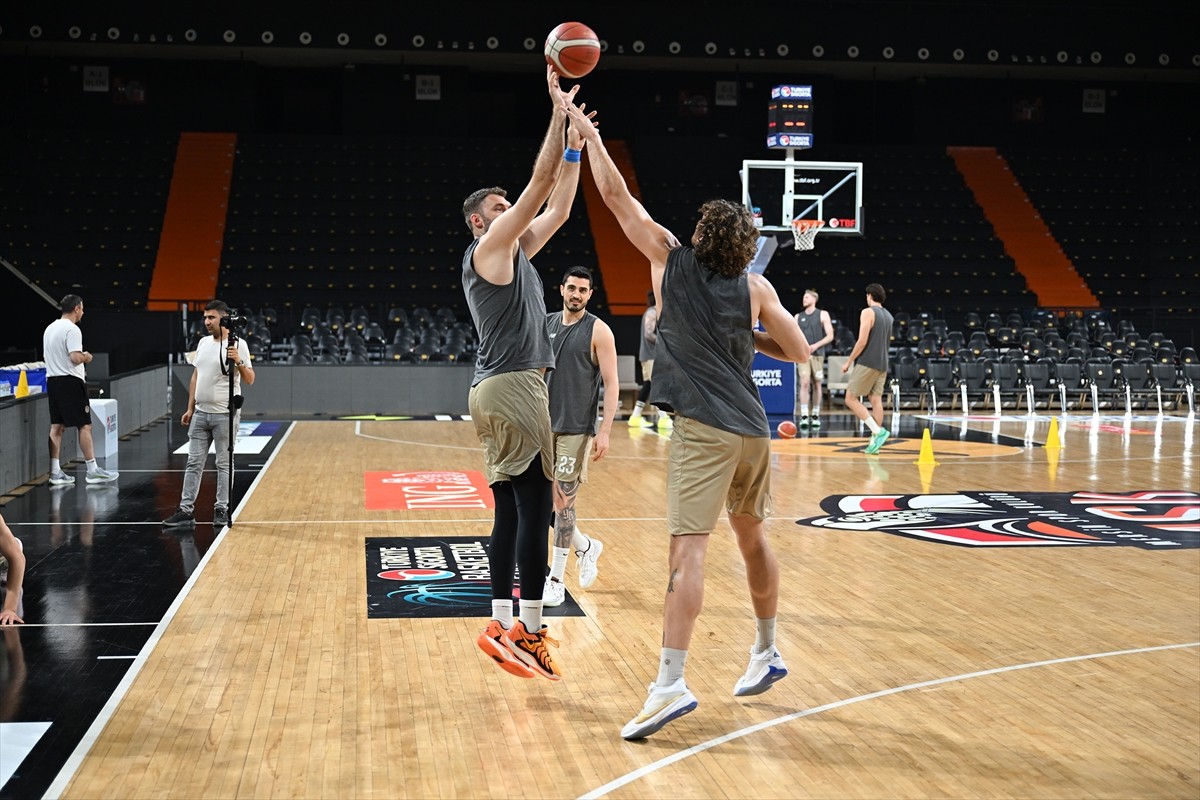 Mersinspor, Türkiye Sigorta Basketbol Süper Ligi'nin 27. haftasında deplasmanda TOFAŞ ile...