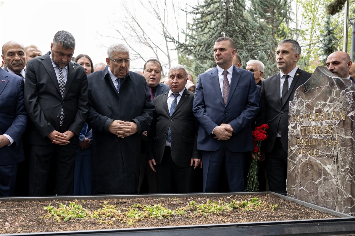 MHP Genel Başkan Yardımcısı Edip Semih Yalçın (sol 2) ve beraberindeki heyet, vefatının 28. yılı...