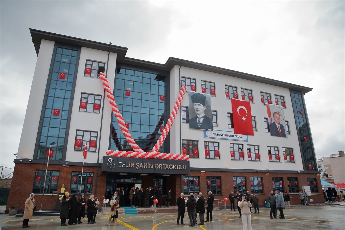 Milli Eğitim Bakanı Yusuf Tekin, Çorum'un Alaca ilçesinde iş insanı Üzeyir Şahin ve eşi Belma...