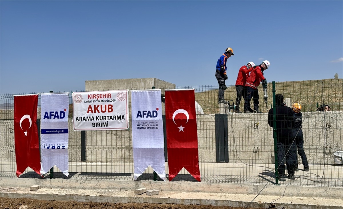 Milli Eğitim Bakanlığı (MEB) Arama ve Kurtarma Biriminin (AKUB), Kırşehir ekibi tarafından deprem...