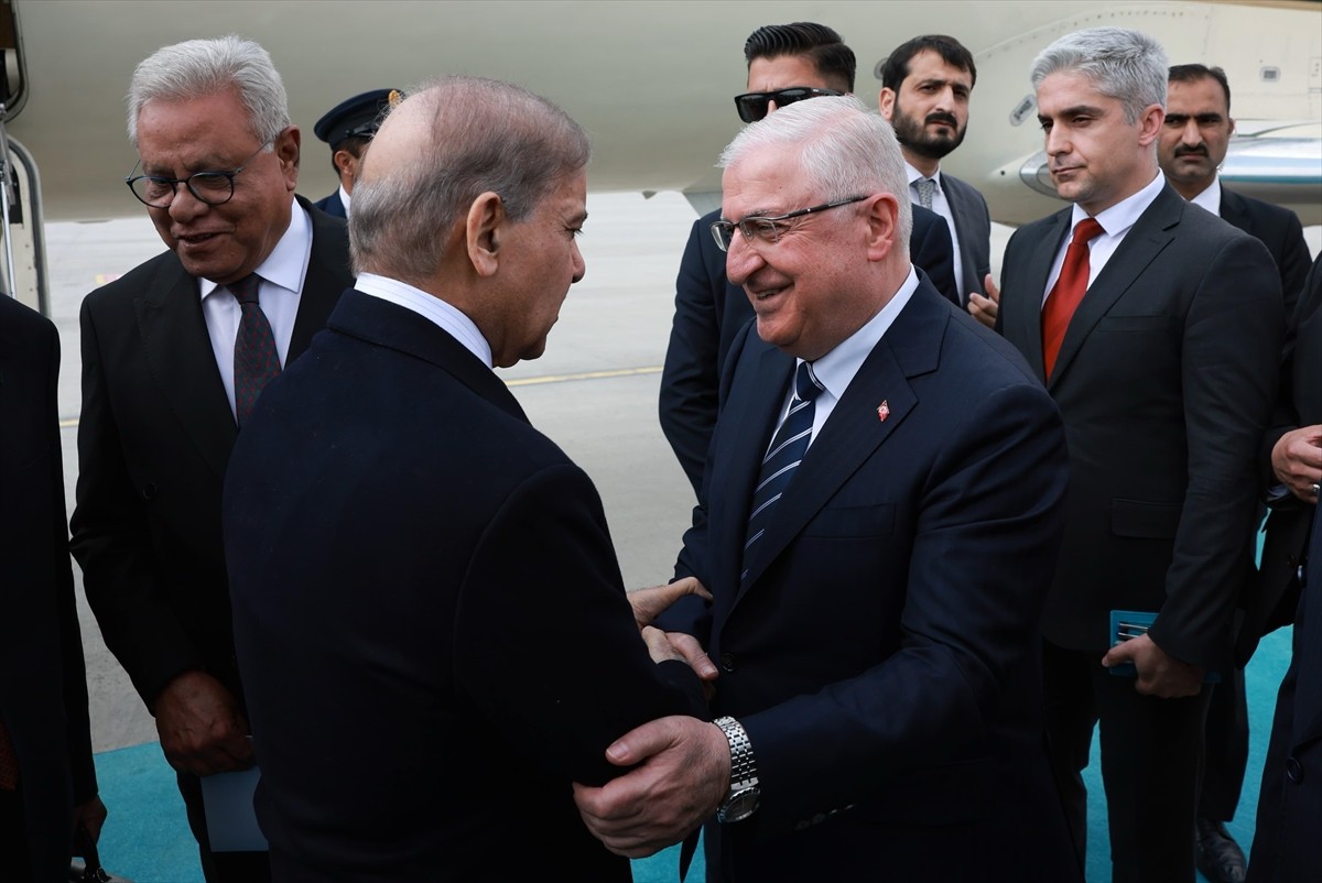 Milli Savunma Bakanı Yaşar Güler, Ankara'ya gelen Pakistan Başbakanı Şahbaz Şerif'i Esenboğa...