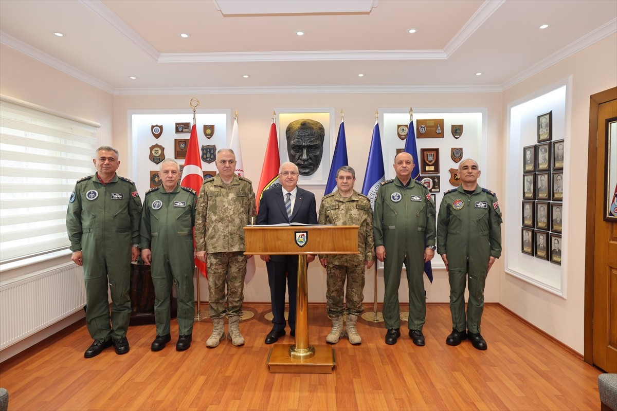 Milli Savunma Bakanı Yaşar Güler, Balıkesir'in Bandırma ilçesindeki 6. Ana Jet Üs Komutanlığını...