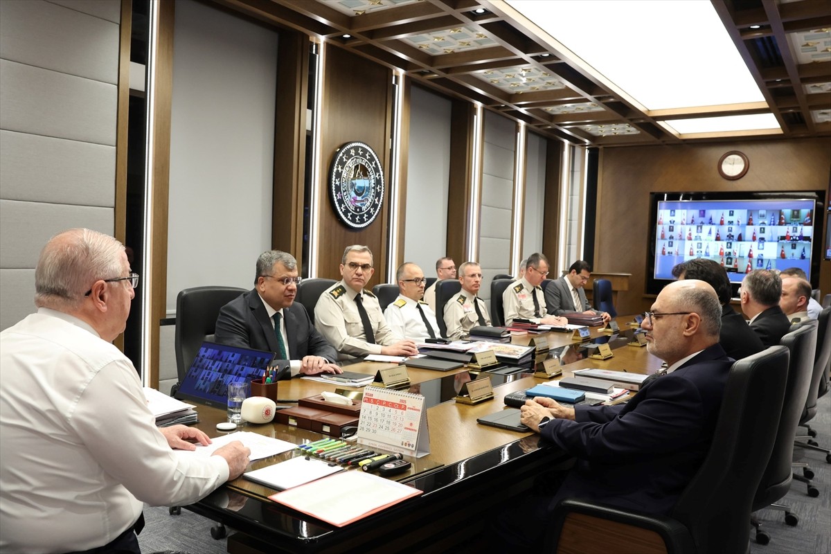 Millî Savunma Bakanı Yaşar Güler başkanlığında, Genelkurmay Başkanı Orgeneral Metin Gürak, Deniz...
