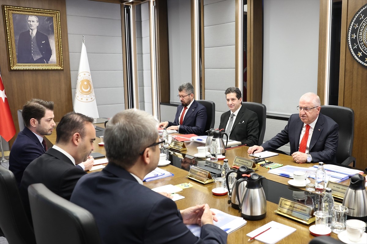 Milli Savunma Bakanı Yaşar Güler, Sanayi ve Teknoloji Bakanı Mehmet Fatih Kacır ile bir araya...