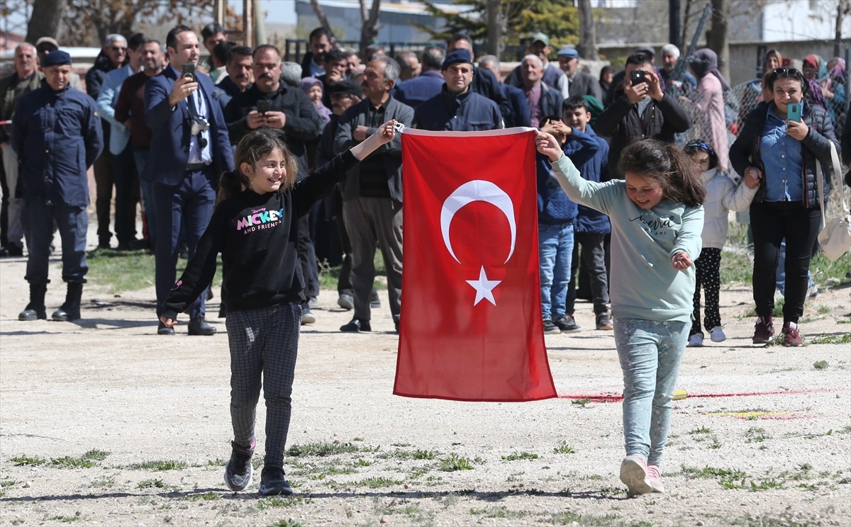 Milli Savunma Bakanlığı, Konya'nın Ereğli ilçesinde ilkokul ve ortaokul öğrencilerinin bir...