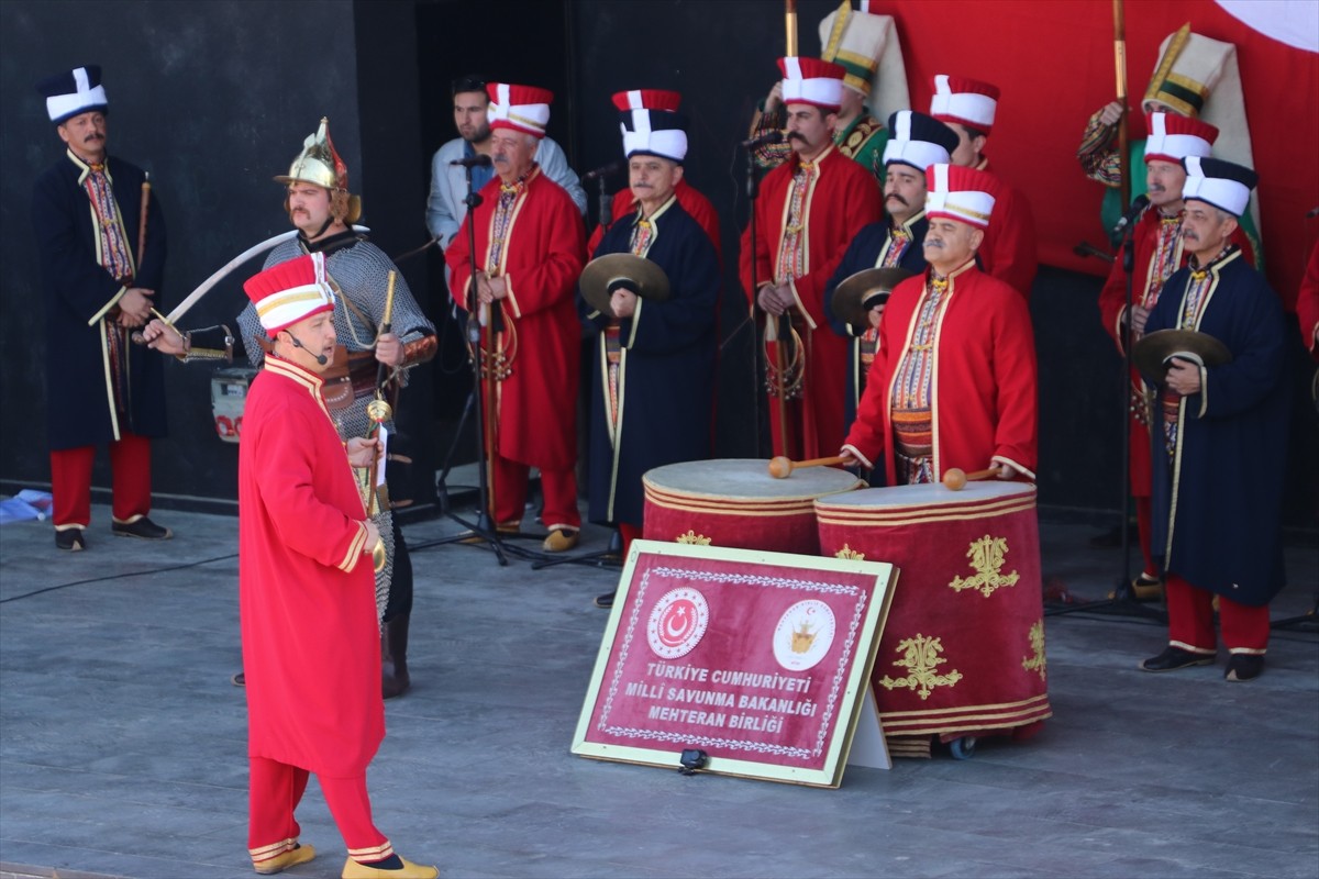 Milli Savunma Bakanlığı (MSB) Mehteran Birliği, Turizm Haftası dolayısıyla Siirt'te konser verdi....