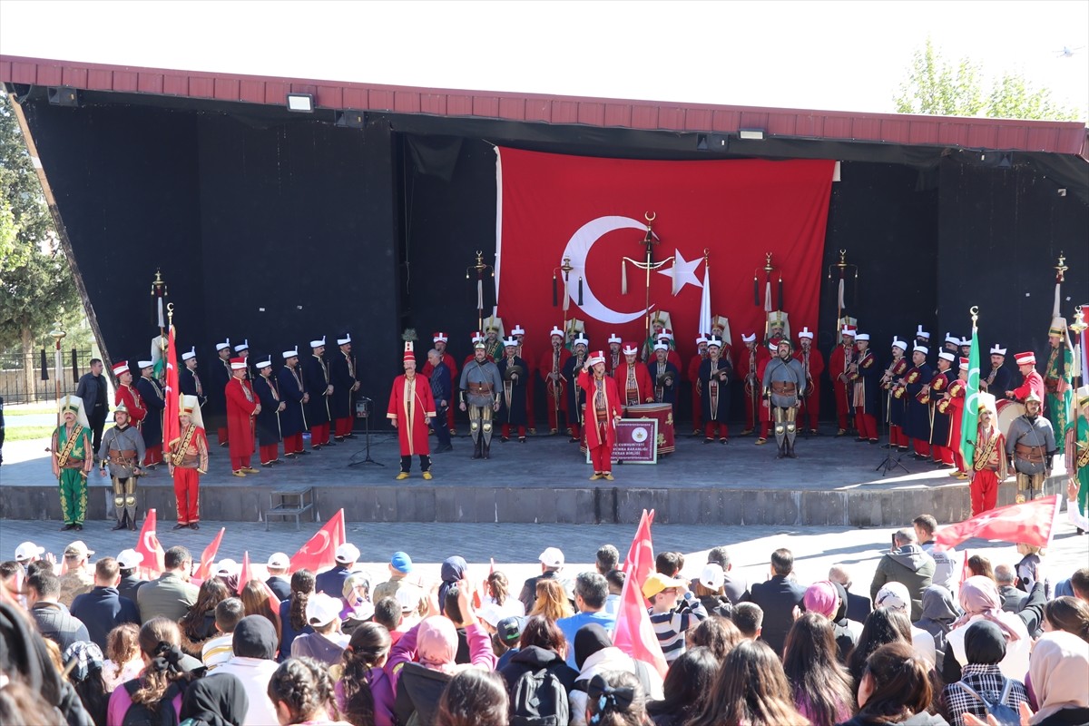 Milli Savunma Bakanlığı (MSB) Mehteran Birliği, Turizm Haftası dolayısıyla Siirt'te konser verdi....