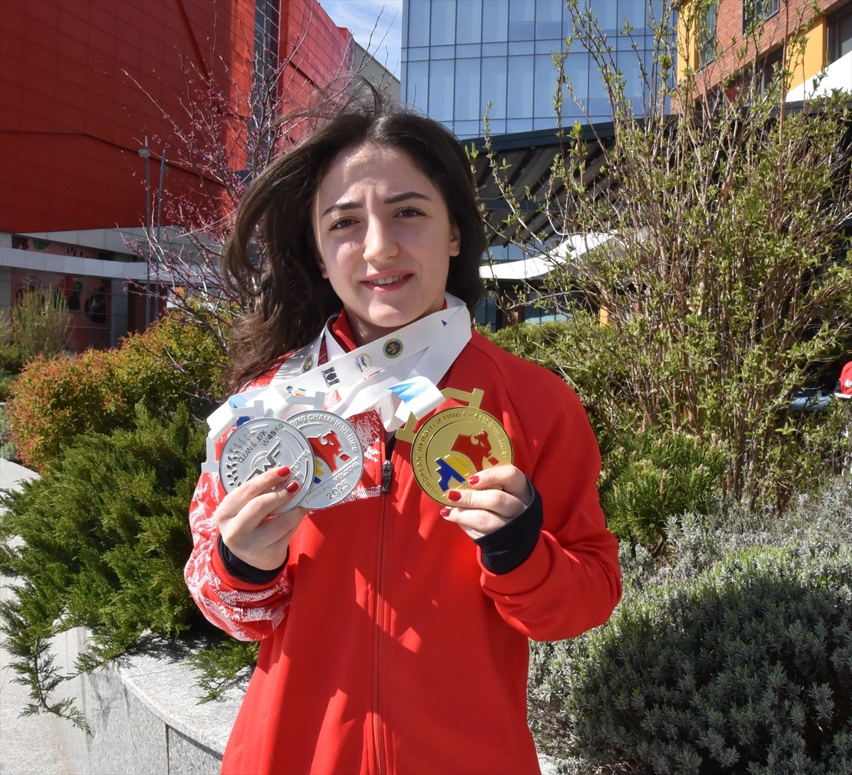 Moldova'da düzenlenen Avrupa Halter Şampiyonası'nda kadınlar 45 kiloda şampiyon olan Cansu Bektaş...