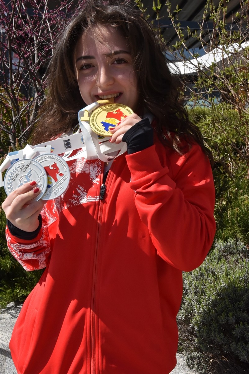 Moldova'da düzenlenen Avrupa Halter Şampiyonası'nda kadınlar 45 kiloda şampiyon olan Cansu Bektaş...