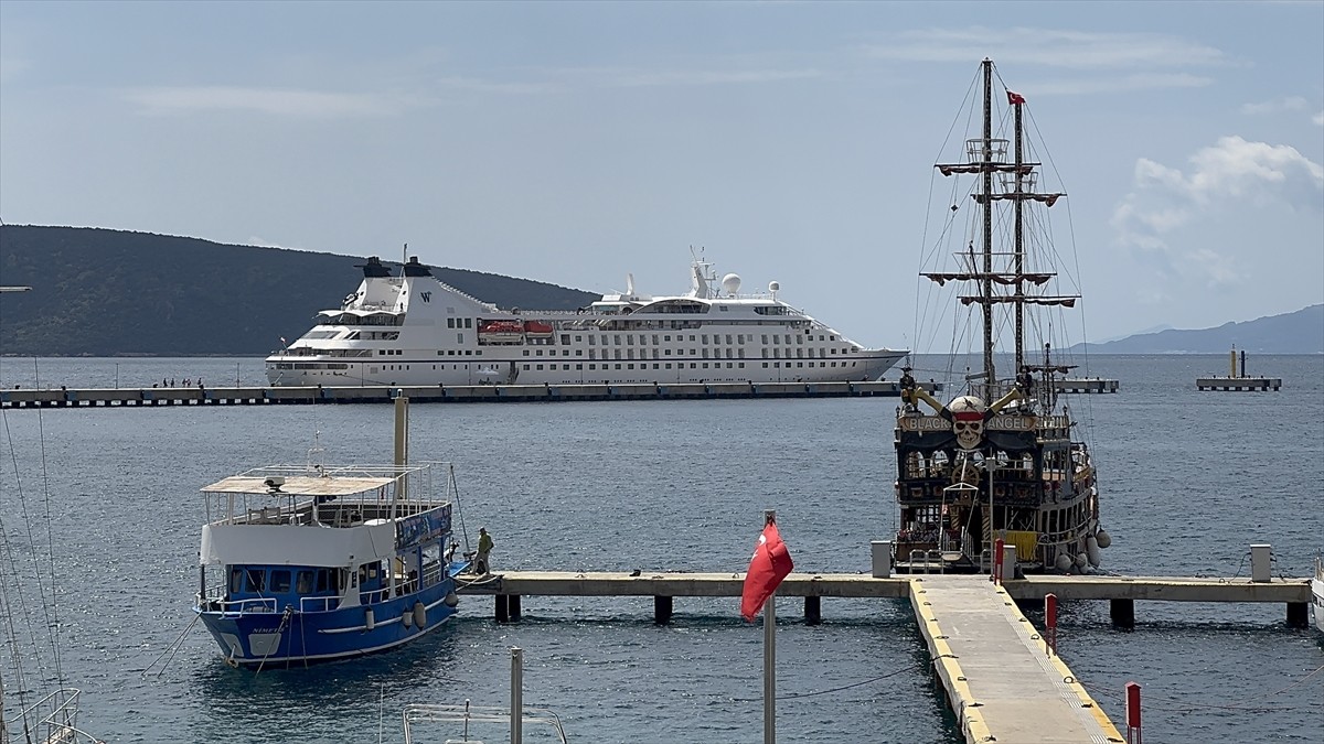 Muğla'nın Bodrum ilçesine, "Star Legend" isimli kruvaziyerle 241 yolcu geldi. Bahamalar bayraklı...