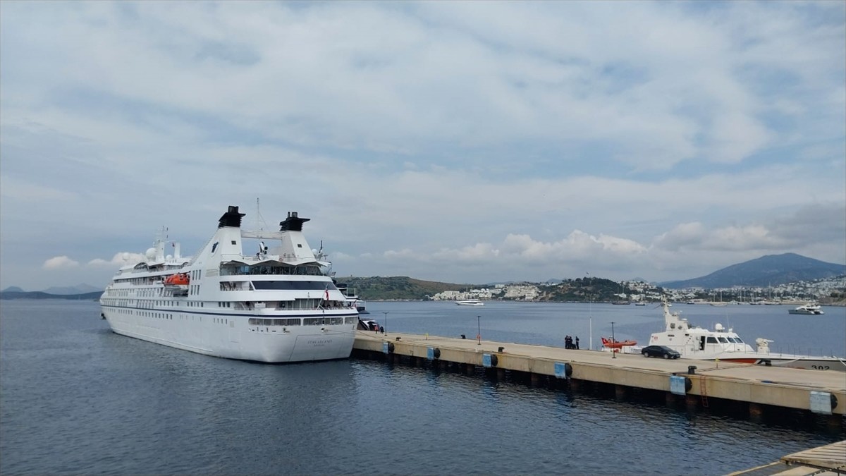 Muğla'nın Bodrum ilçesine, "Star Legend" isimli kruvaziyerle 286 yolcu geldi. Bahamalar bayraklı...