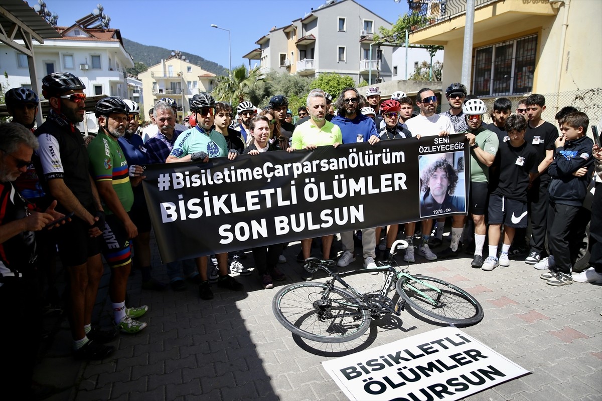 Muğla'nın Fethiye ilçesinde bir grup bisikletli, otomobilin çarpması sonucu yaşamını yitiren Özgür...