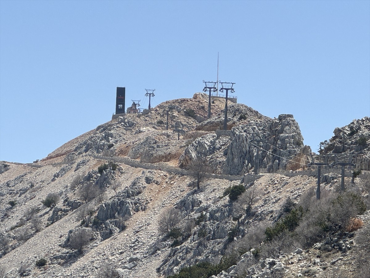 Muğla'nın Fethiye ilçesinde düşen yamaç paraşütündeki pilot ile yolcusu hayatını kaybetti....