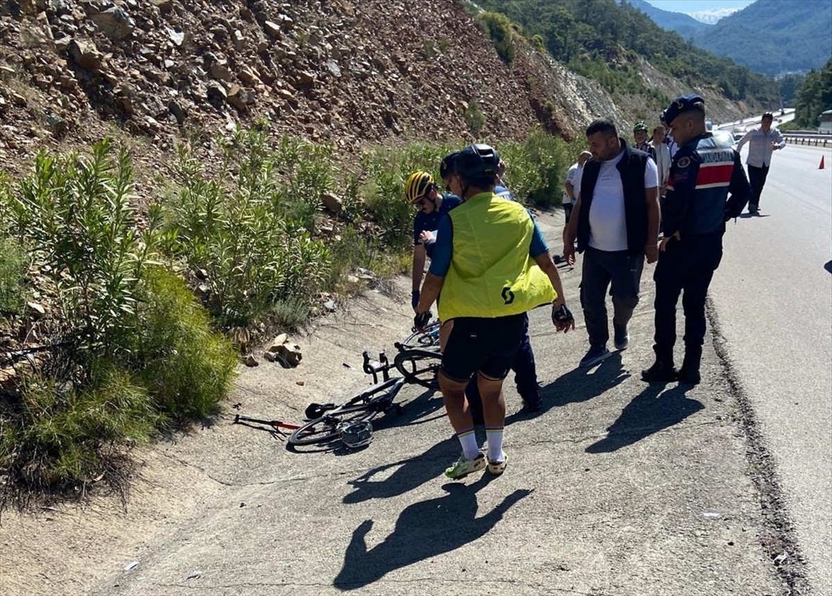Muğla'nın Fethiye ilçesinde otomobilin çarptığı 3 bisikletli yaralandı.