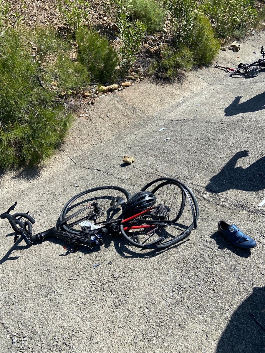 Muğla'nın Fethiye ilçesinde otomobilin çarptığı 3 bisikletli yaralandı.