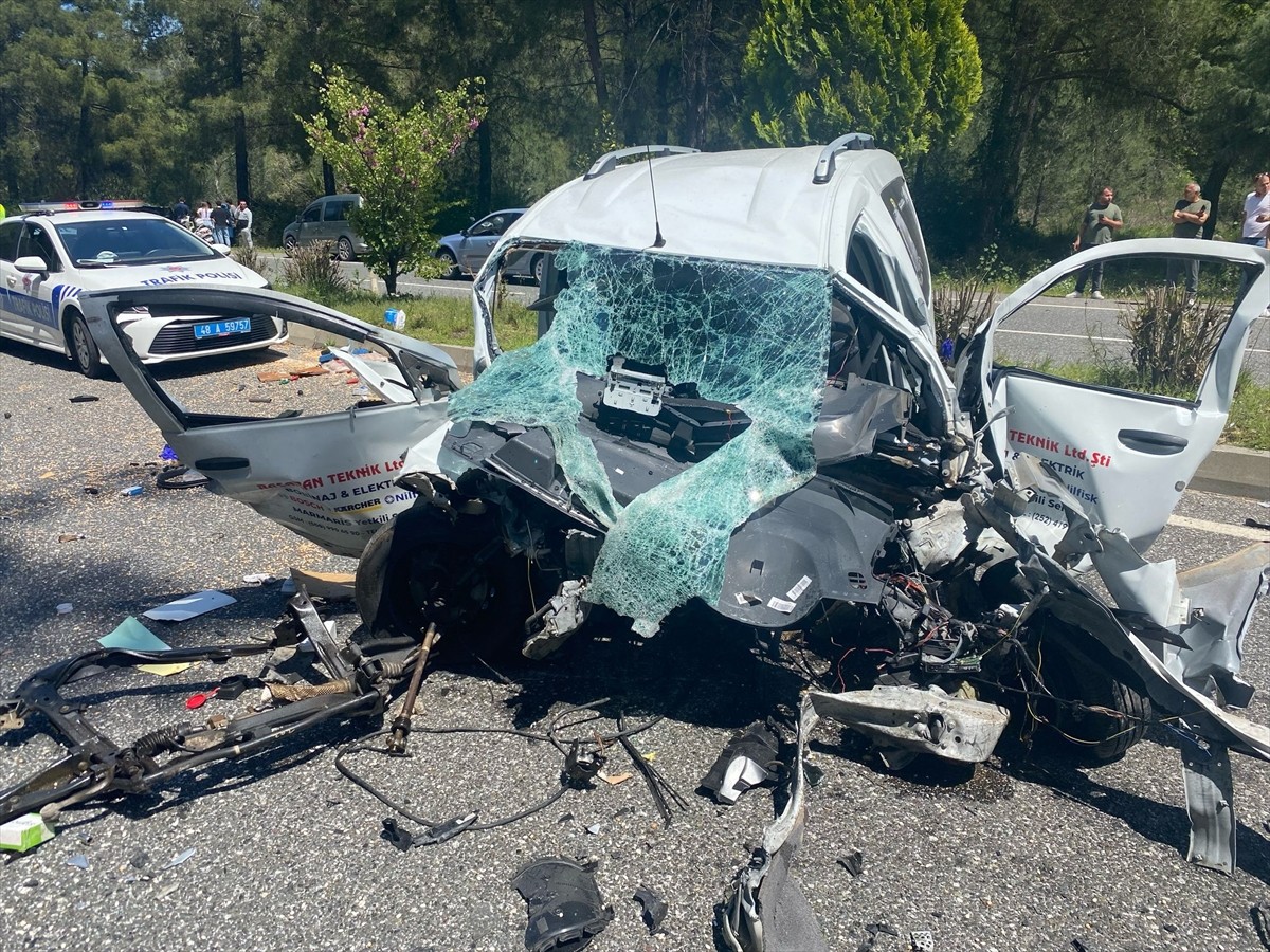 Muğla'nın Marmaris ilçesinde 4 aracın karıştığı kazada 2 kişi öldü, 2 kişi yaralandı. 