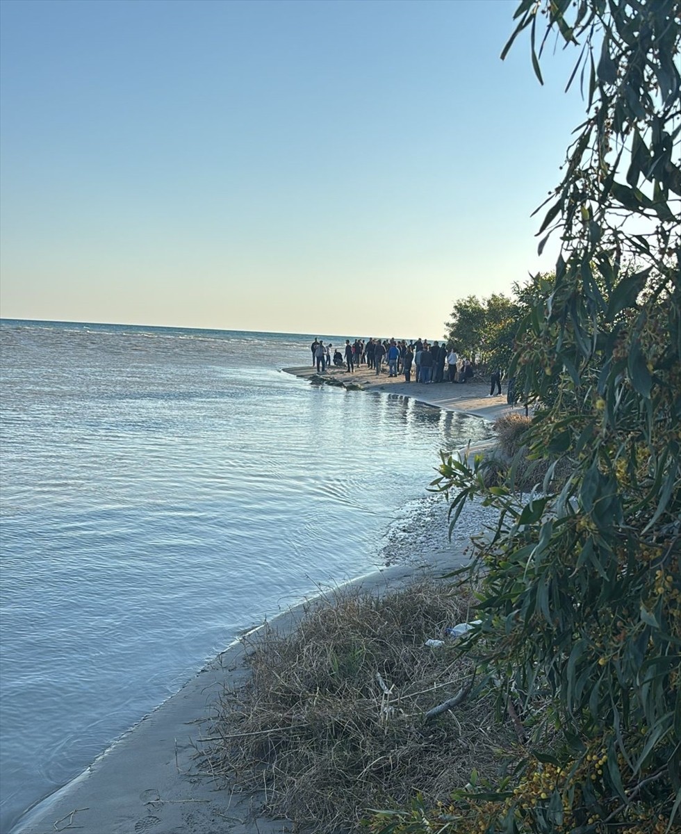 Muğla’nın Seydikemer ilçesinde tekneden denize düşen kişinin bulunması için arama çalışması...