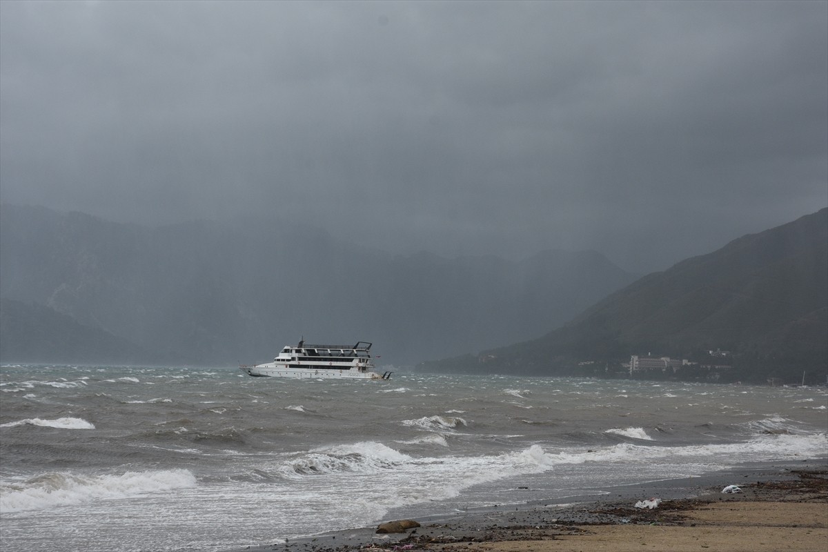 Muğla ve ilçelerinde gök gürültülü sağanak ve fırtınamsı rüzgar nedeniyle günlük yaşam olumsuz...