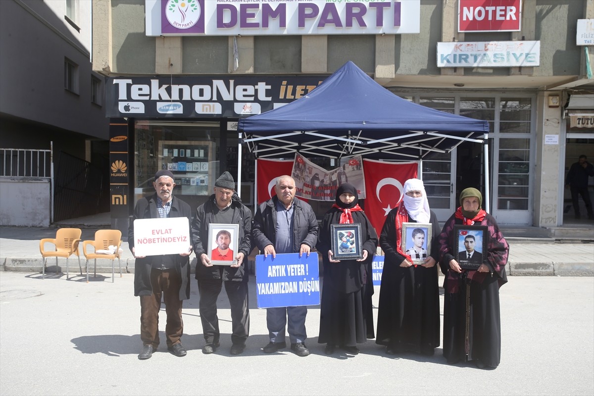 Muş'ta çocukları terör örgütü PKK tarafından kaçırılan aileler, DEM Parti İl Başkanlığı binası...